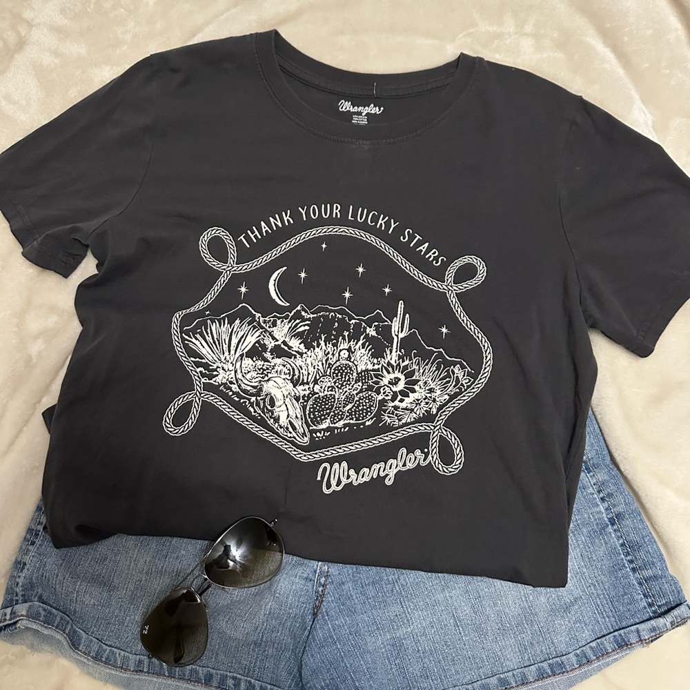 Wrangler women gray t-shirt with cream print in medium